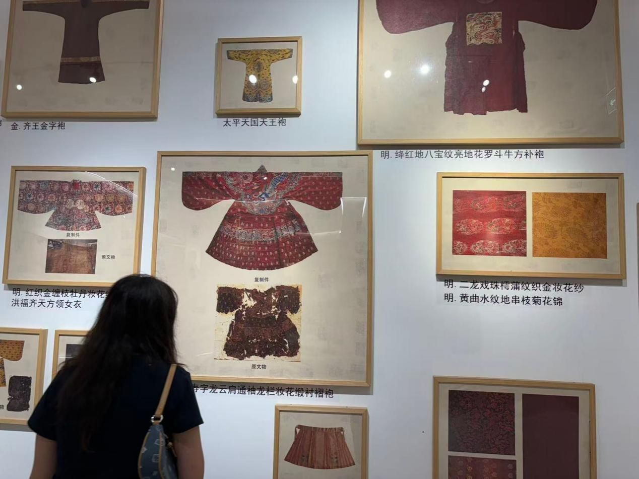 09 图为参观者驻足观赏云锦展品,直观感受传统丝织非遗魅力。孙雨昕 供图