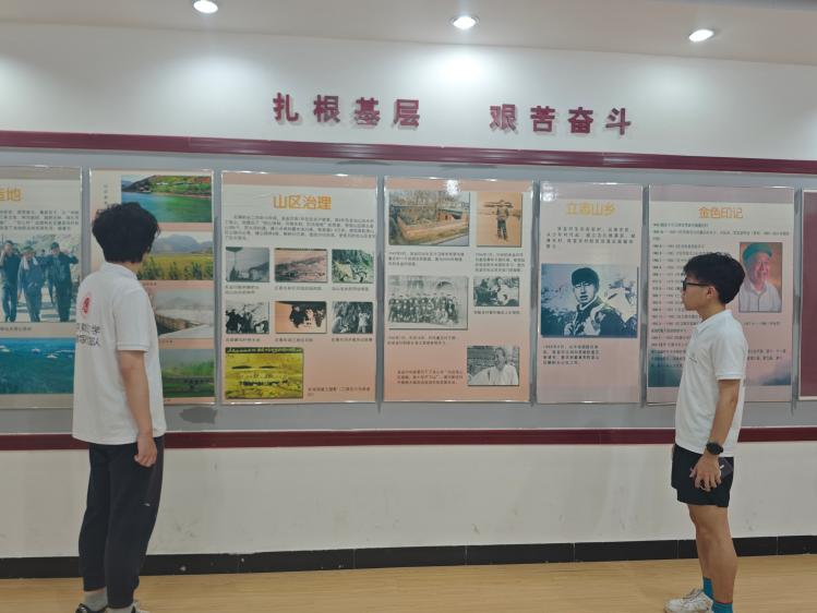 图为团队成员在吴金印事迹博物馆博物馆学习红色历史