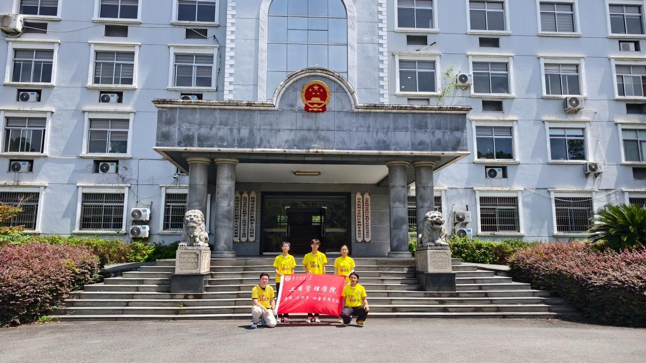 15.图为在乡政府门前准备出发时的场景 陆雨潇供图