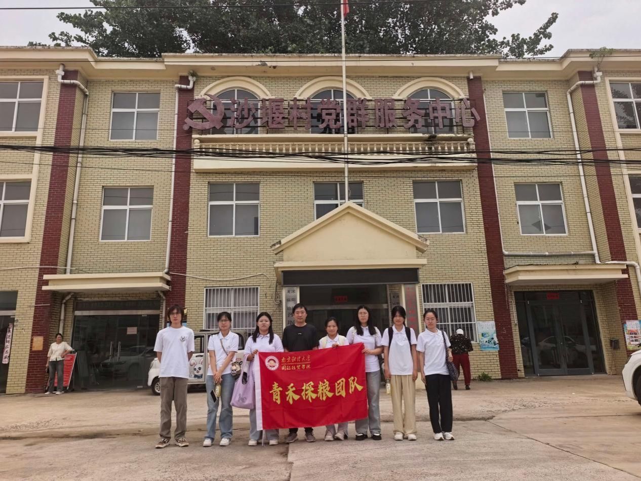 团队成员与张局长合影