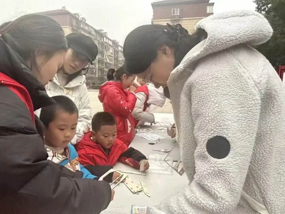 人抱着小孩AI 生成的内容可能不正确。