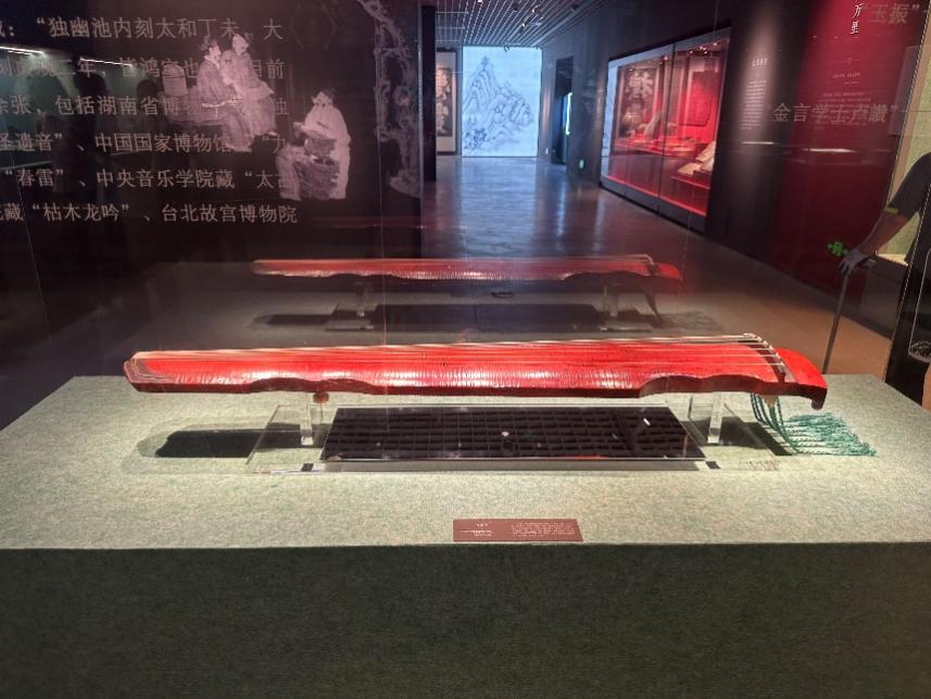 桌子上摆放着黑色的车 AI 生成的内容可能不正确。