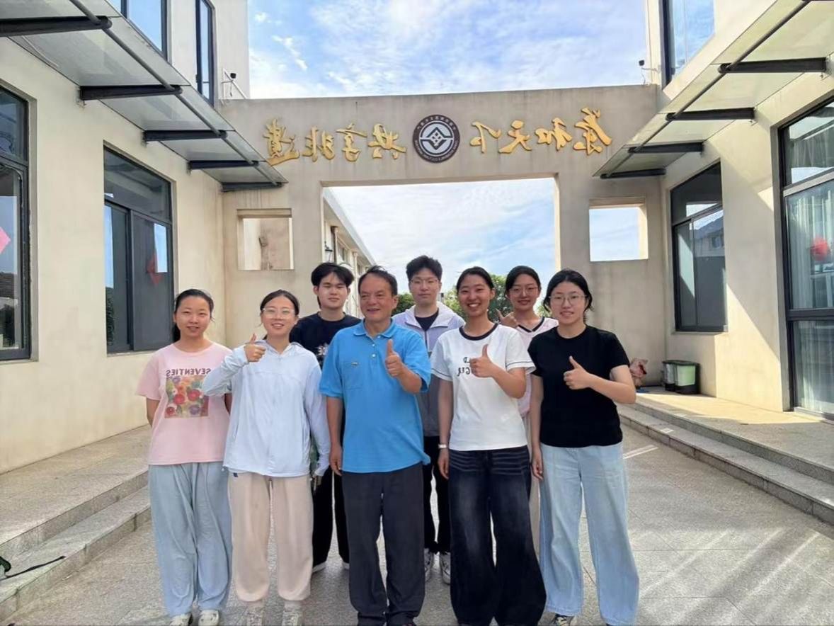 03图为团队成员与南京雨花茶传承人陈老合照 （田紫璇供图)