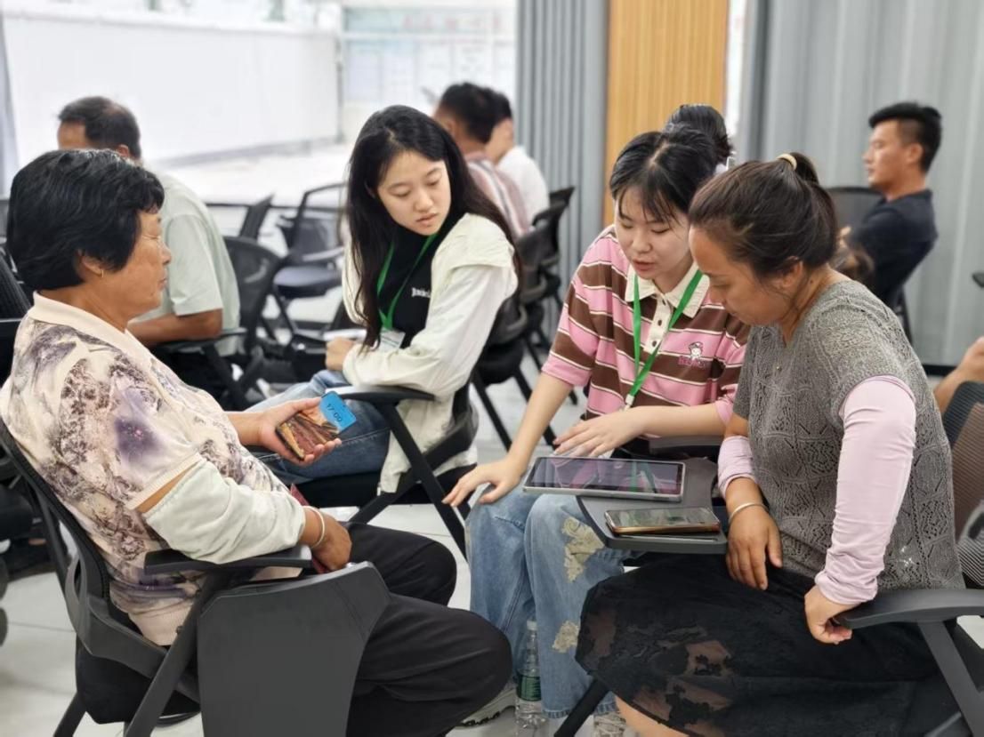 图为队员采访农户。吴萧如 供图