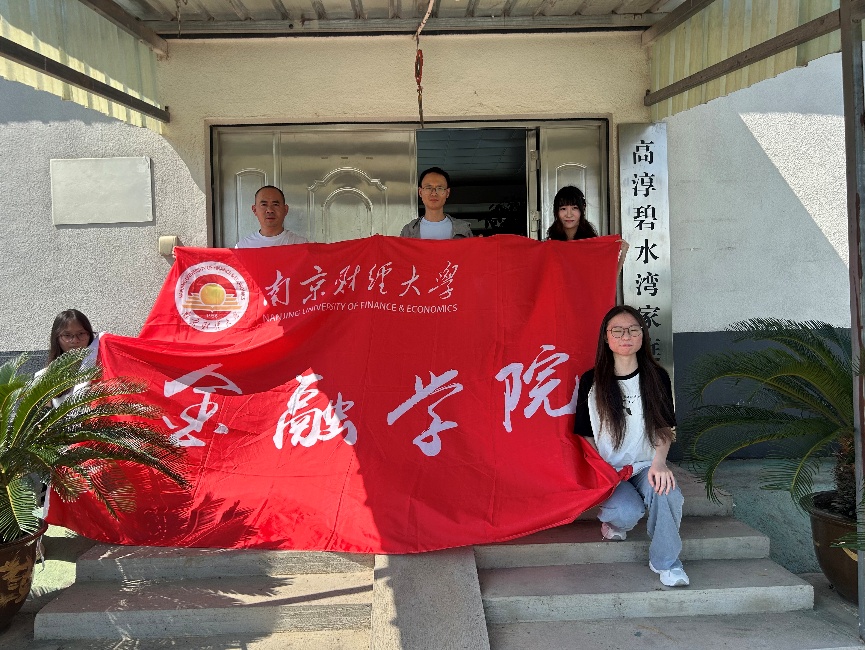 图片包含 建筑, 女人, 男人, 站 AI 生成的内容可能不正确。