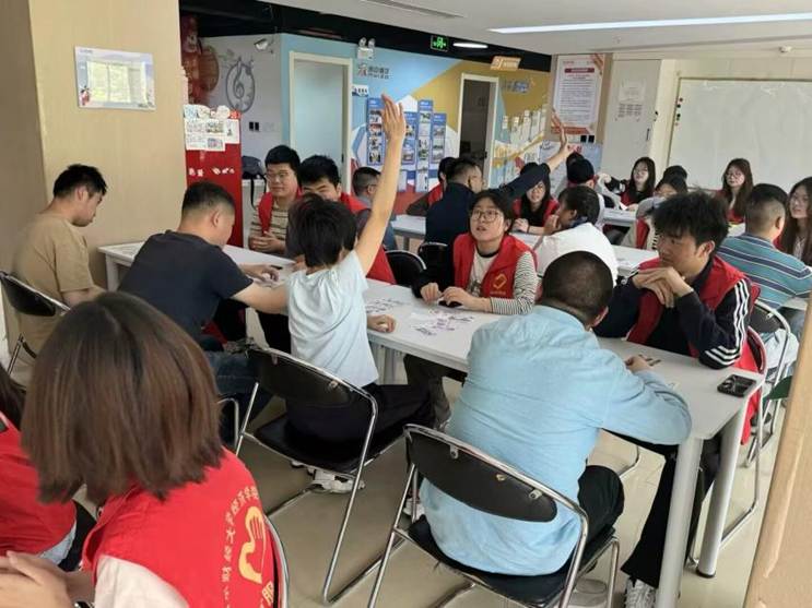 图3 志愿者和学员开展“钱币兑换站”游戏