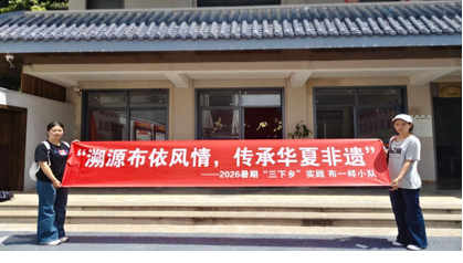 人在街道边走 AI 生成的内容可能不正确。