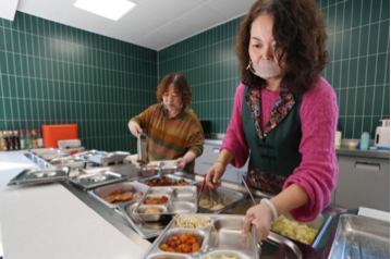 女人在厨房里制作食物 AI 生成的内容可能不正确。