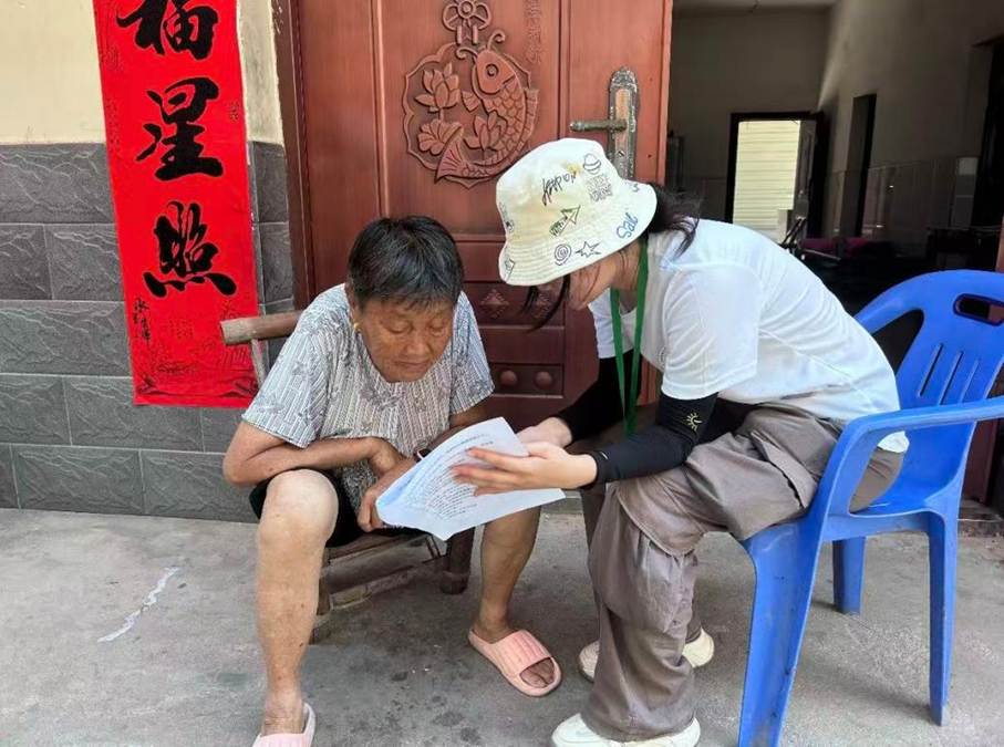 图为实践团队进行知识普及。敬晓玲 供图