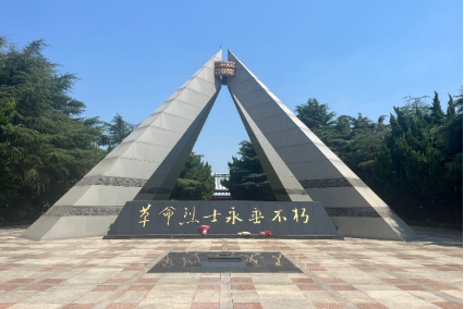 在纪念馆前,一座呈三角形状的革命烈士纪念碑高耸入云,底部"革命烈士