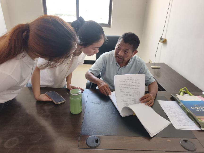 一群人围在桌子边 AI 生成的内容可能不正确。