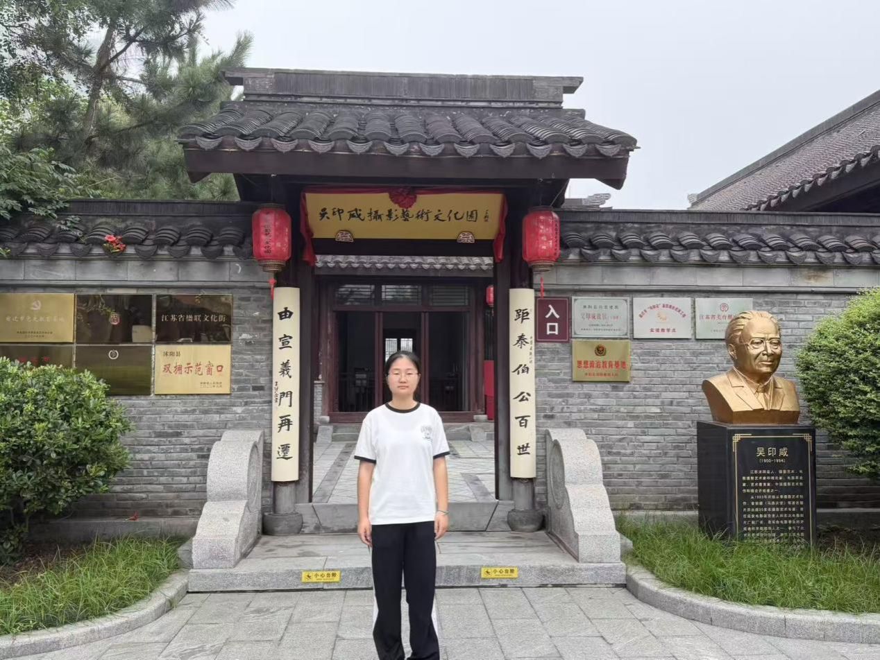建筑旁的路上走的人 AI 生成的内容可能不正确。